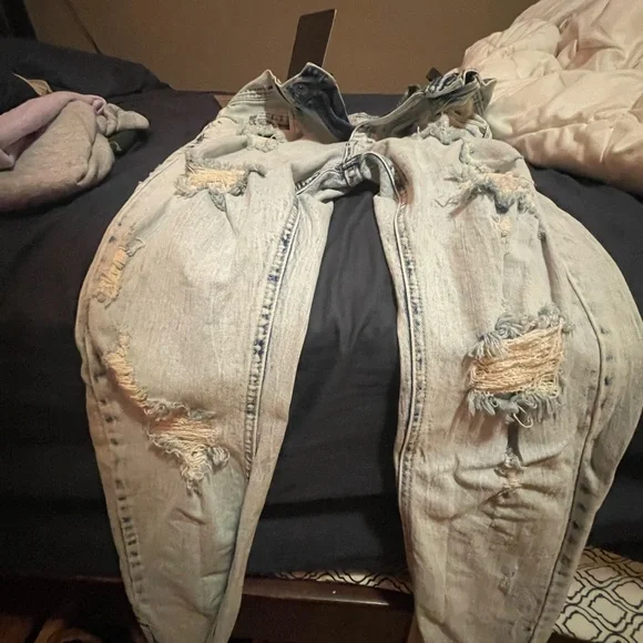 Distressed Jeans - Picture 2 of 4